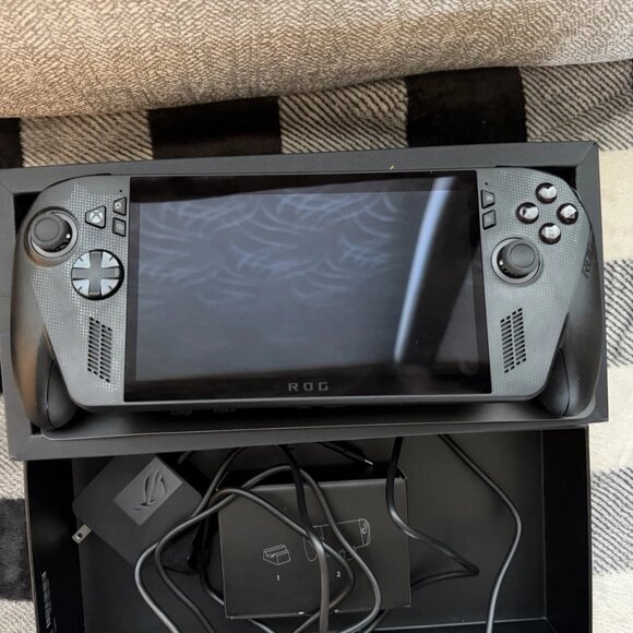 ASUS ROG Xbox Ally X AMD Ryzen AI Z2 Extreme / 24GB RAM / 1TB SSD 120Hz - Picture 2 of 4